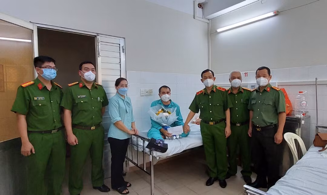 Bị chống trả gãy chân, trinh sát hình sự vẫn quyết bắt bằng được đối tượng truy nã -0