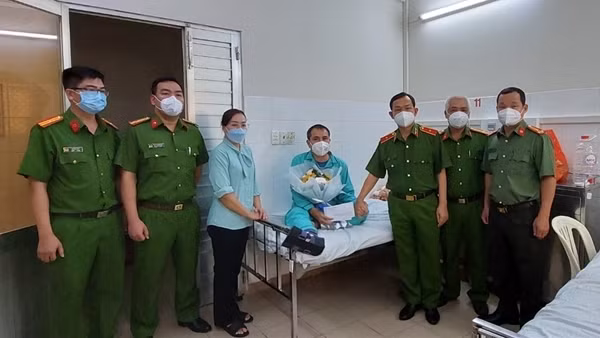 Thăm hỏi CBCS bị thương trong lúc làm nhiệm vụ ảnh 2