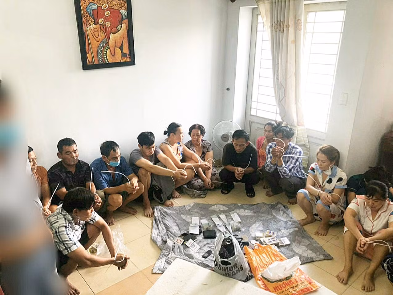 18 đối tượng thuê nhà nghỉ sát phạt thâu đêm -0