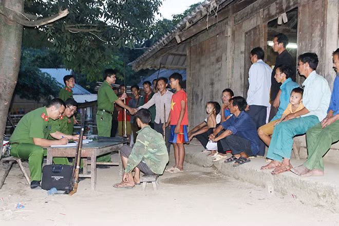 Cán bộ Công an huyện Nậm Nhùn vận động bà con tự nguyện giao nộp súng tự chế.
