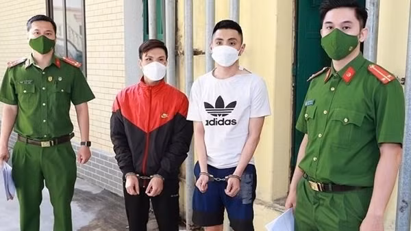 Lái xe máy say rượu lăng mạ, chống đối Công an