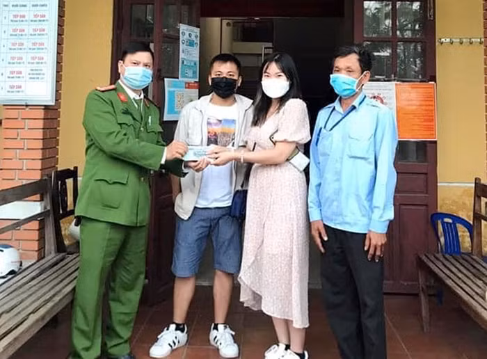 Xúc động những lá thư du khách nước ngoài cảm ơn Công an xứ Huế -0