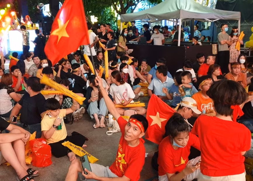 Phố đi bộ Nguyễn Huệ tưng bừng trong trận mở màn của U23 Việt Nam -2