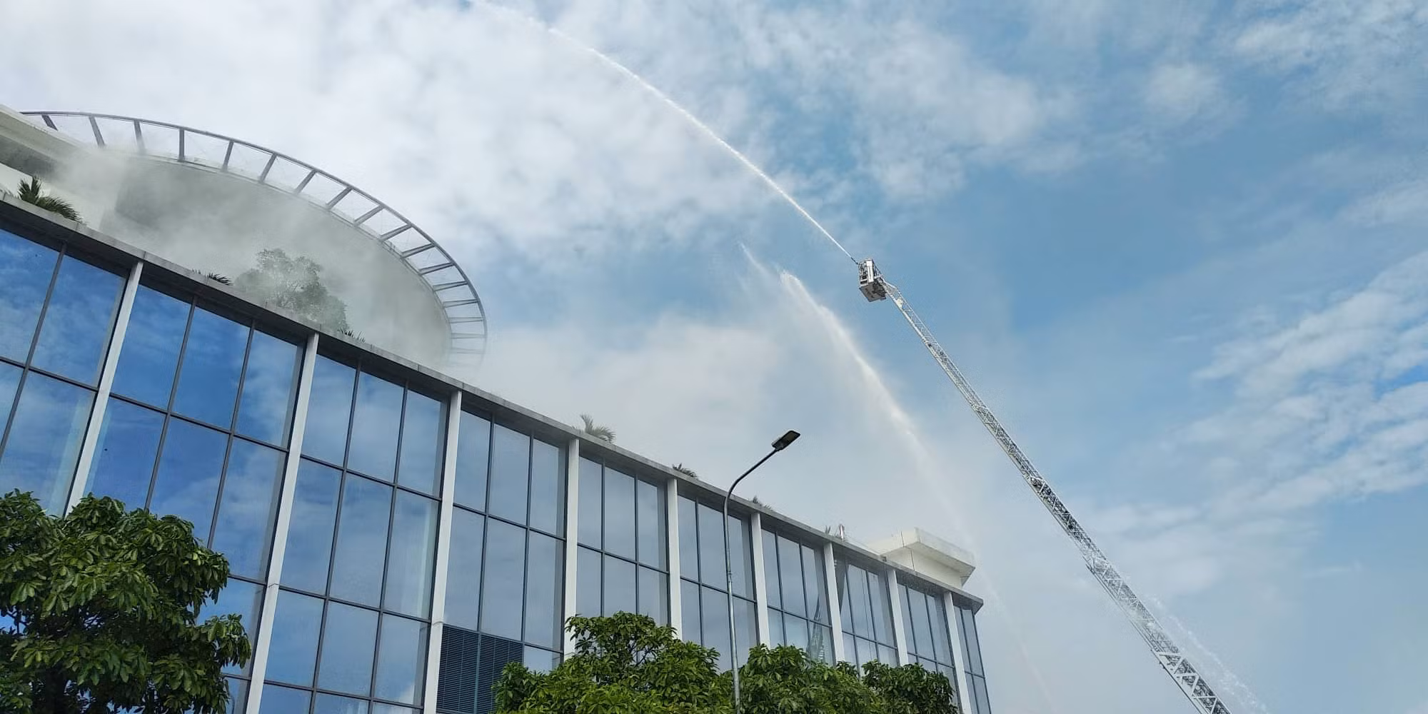 Cứu 200 người thoát khỏi sự cố cháy tầng hầm Bệnh viện Ung bướu -3