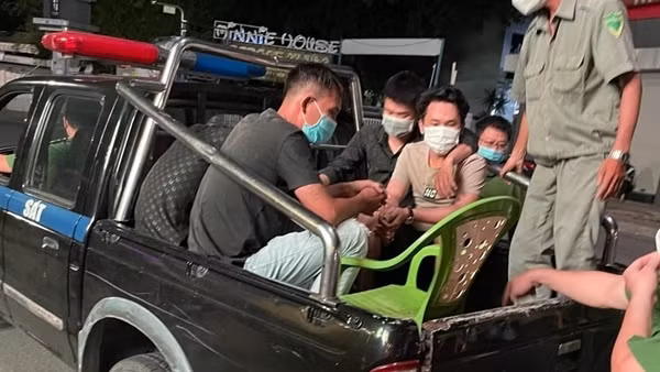 Tóm vợ, lòi ra chồng cũng ôm "hàng trắng" ảnh 2