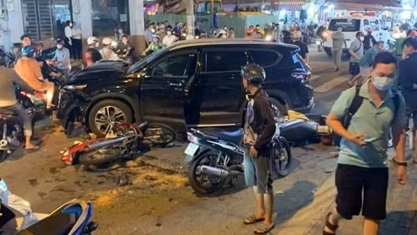 Tài xế “xe điên” tông 10 xe máy đã ra trình diện