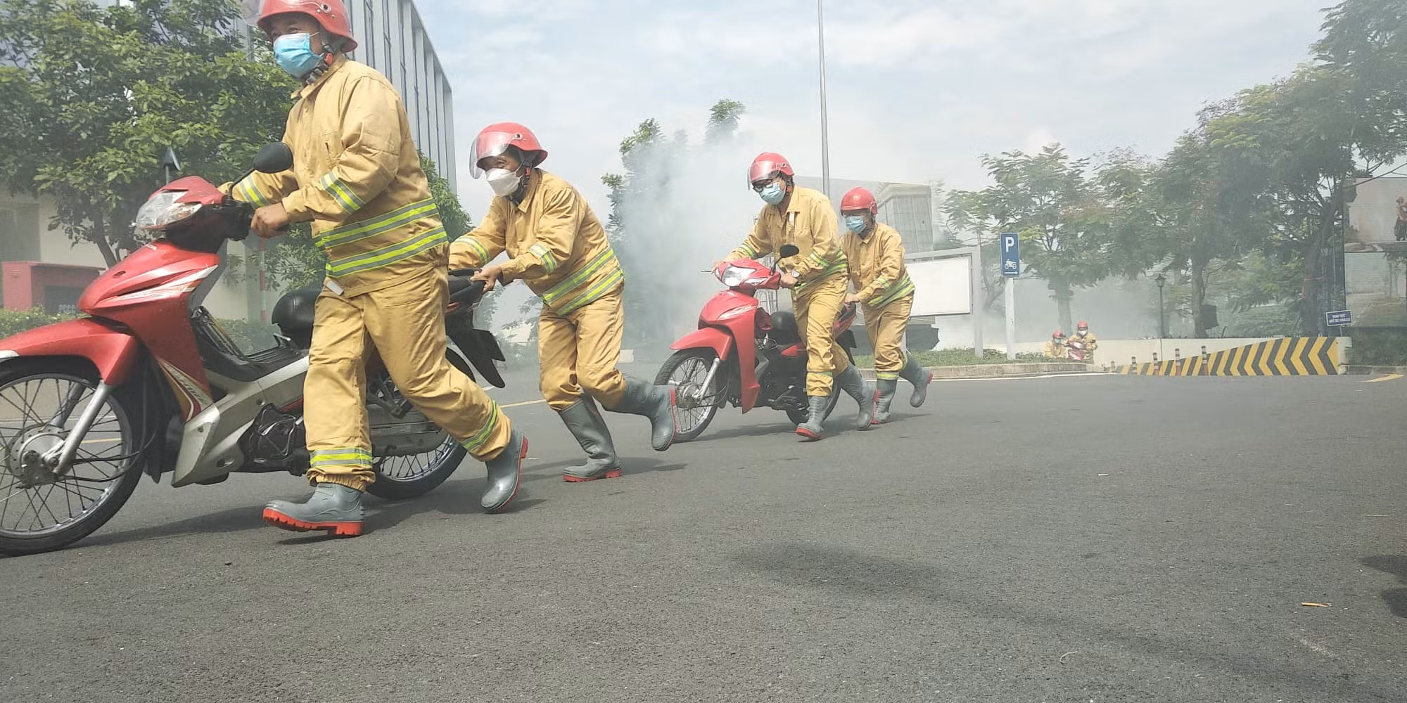 Cứu 200 người thoát khỏi sự cố cháy tầng hầm Bệnh viện Ung bướu -2