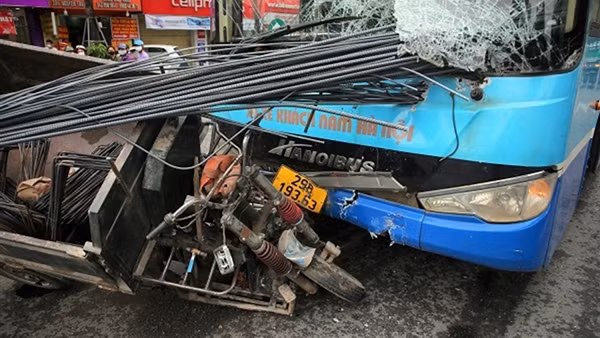 Ba gác tông văng người đi xe máy rồi bốc cháy ảnh 5