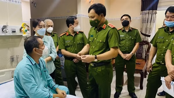 Cục trưởng Cục Cảnh sát hình sự thăm cán bộ bị thương khi bắt đối tượng truy nã