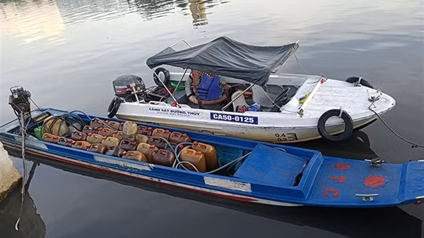 Bắt giữ nhiều vụ vận chuyển dầu DO trái phép ảnh 3