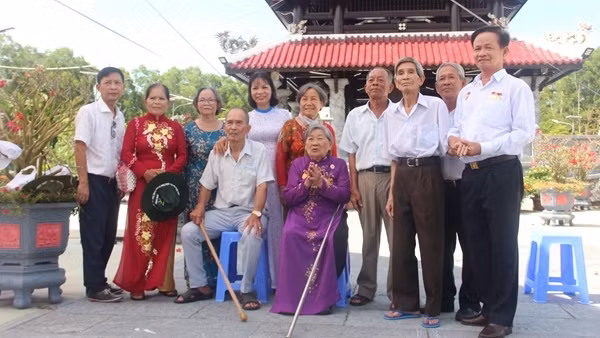Cac_cuu_tu_chinh_tri_Con_Dao_tha-1651850701827.JPG