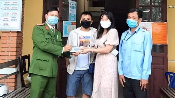 Xúc động những lá thư du khách nước ngoài cảm ơn Công an xứ Huế