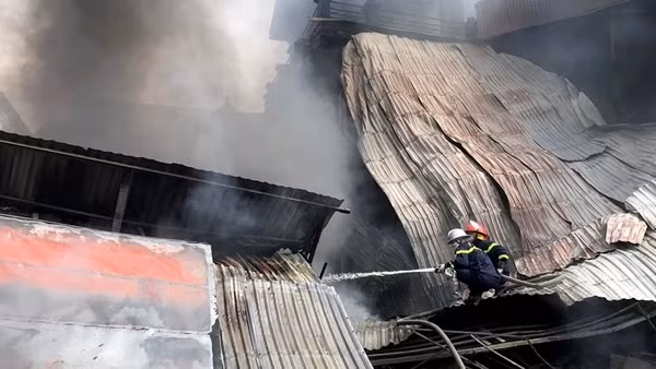 Xe khách giường nằm cháy trơ khung trên cao tốc ảnh 4