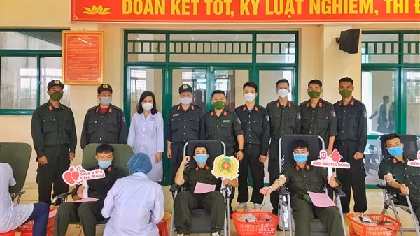 Trung đoàn CSCĐ Đông Bắc hiến 550 đơn vị máu