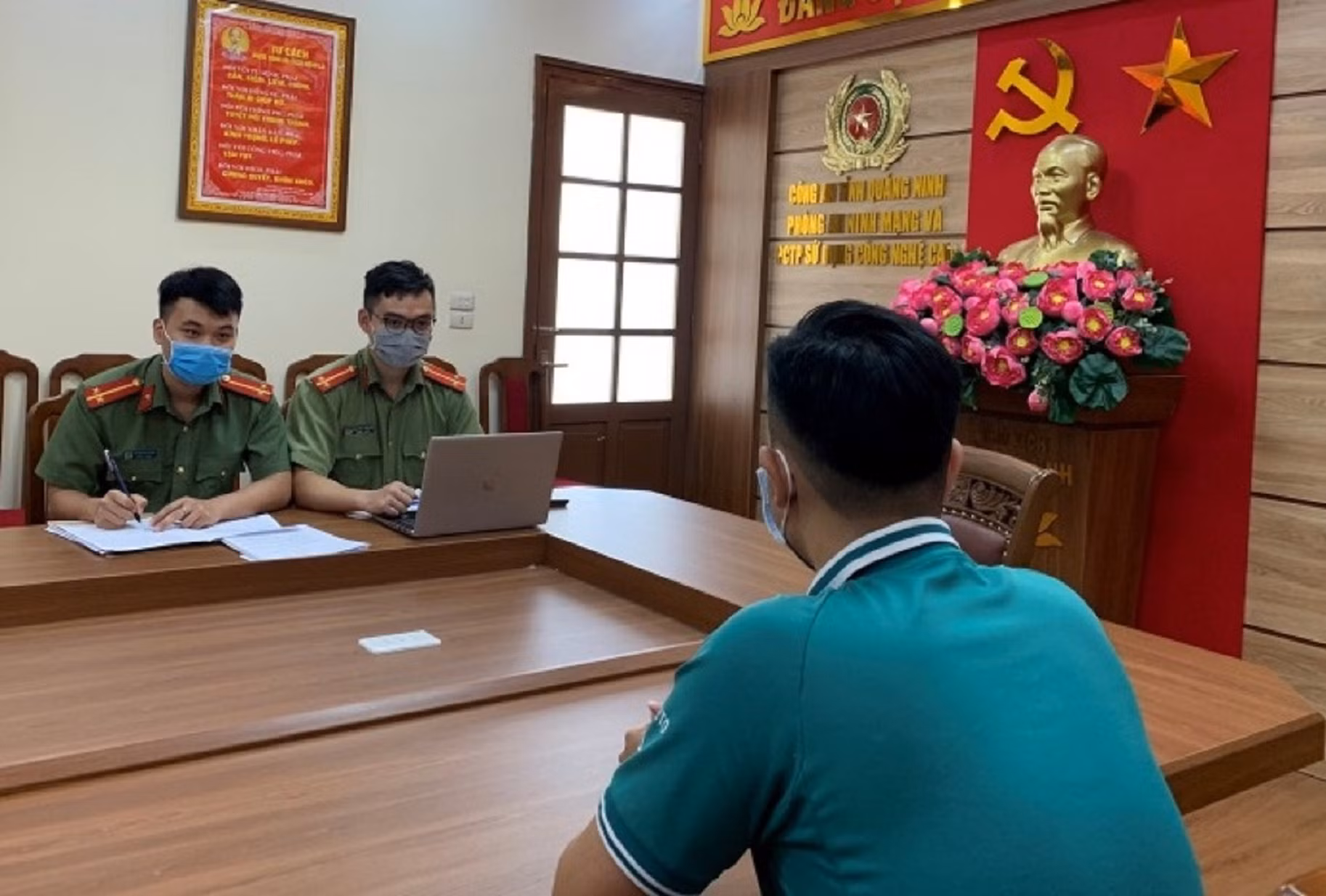 Xử phạt 2 người đăng tin, bình luận bịa đặt về Đại tá Đinh Văn Nơi -0