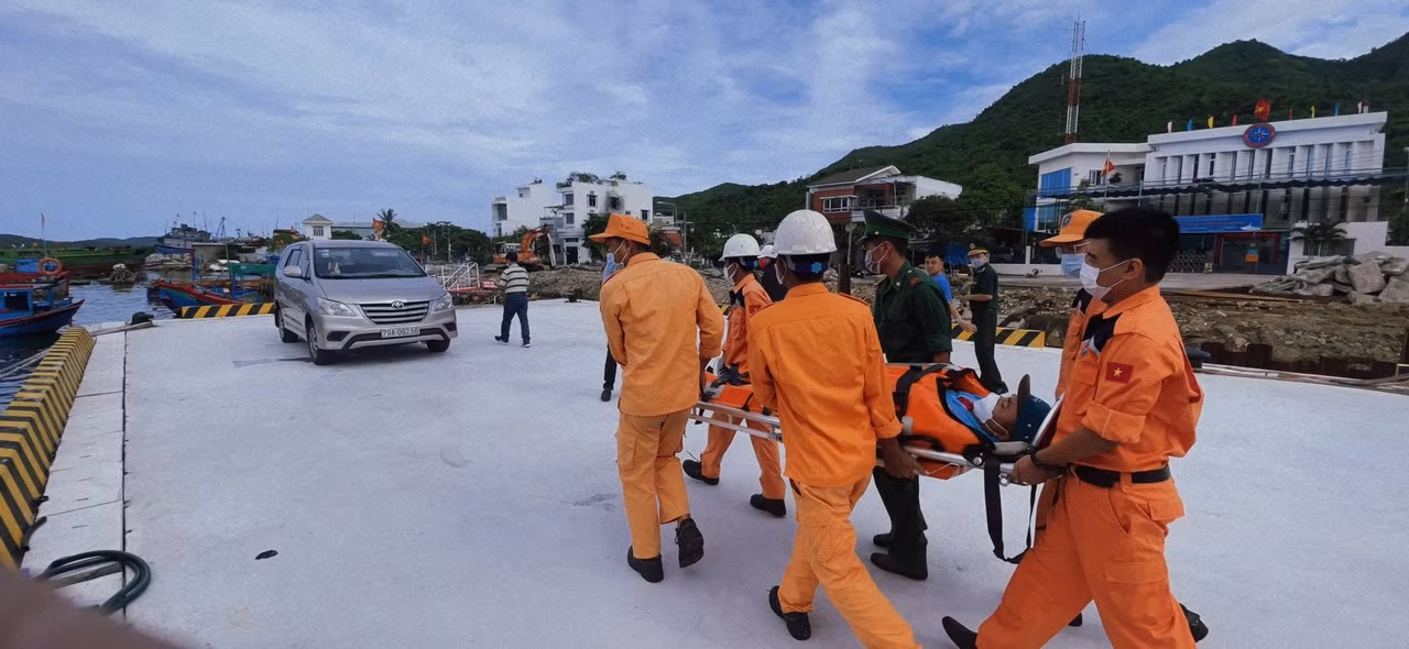 Kịp thời cứu nạn thủy thủ tàu biển nước ngoài lâm bệnh bất thường -0