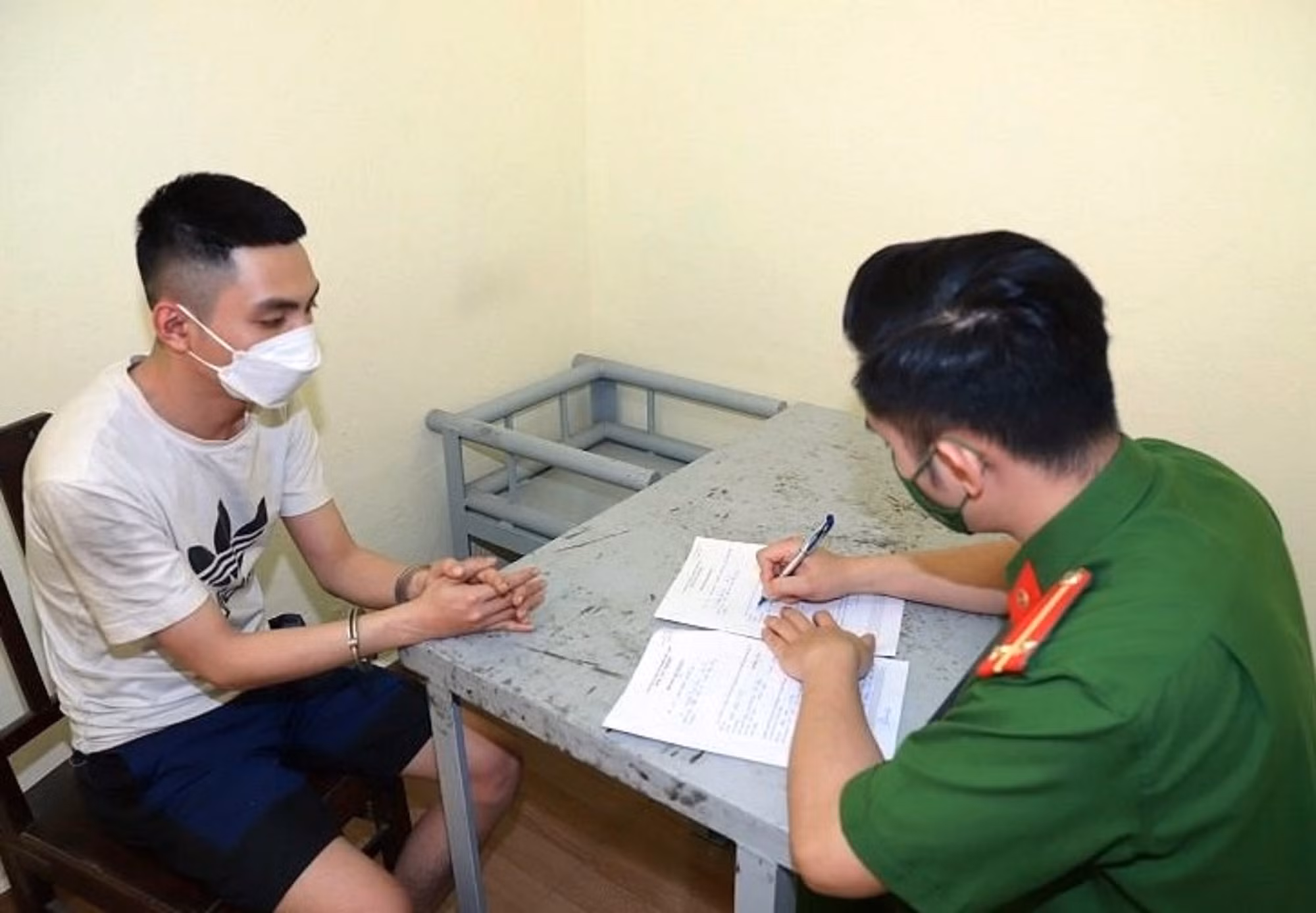 Say rượu điều kiển xe máy còn chống đối Công an -0