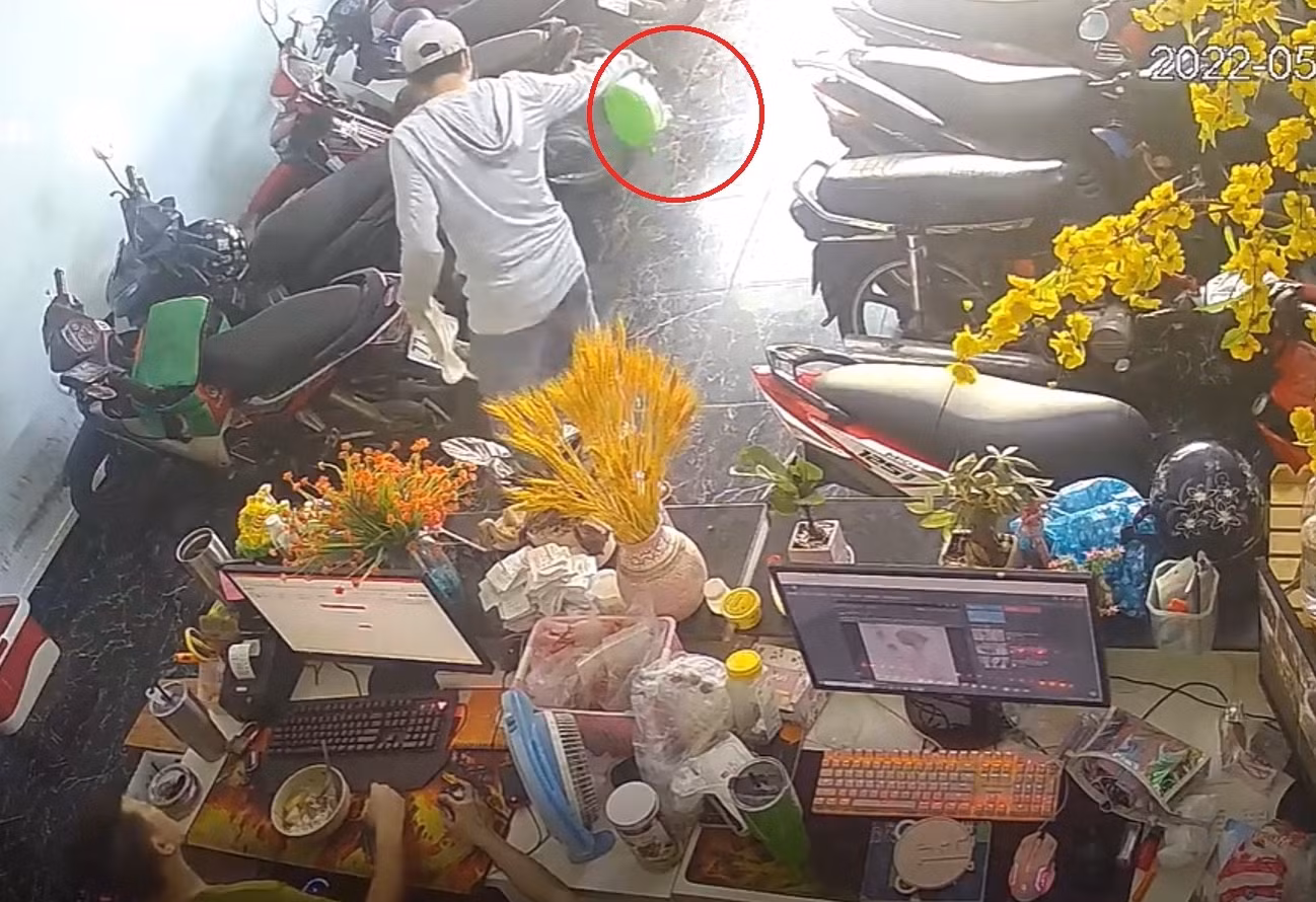 Gần 40 người thoát chết khi đối tượng lạ mặt đem xăng vào tiệm game đốt -0