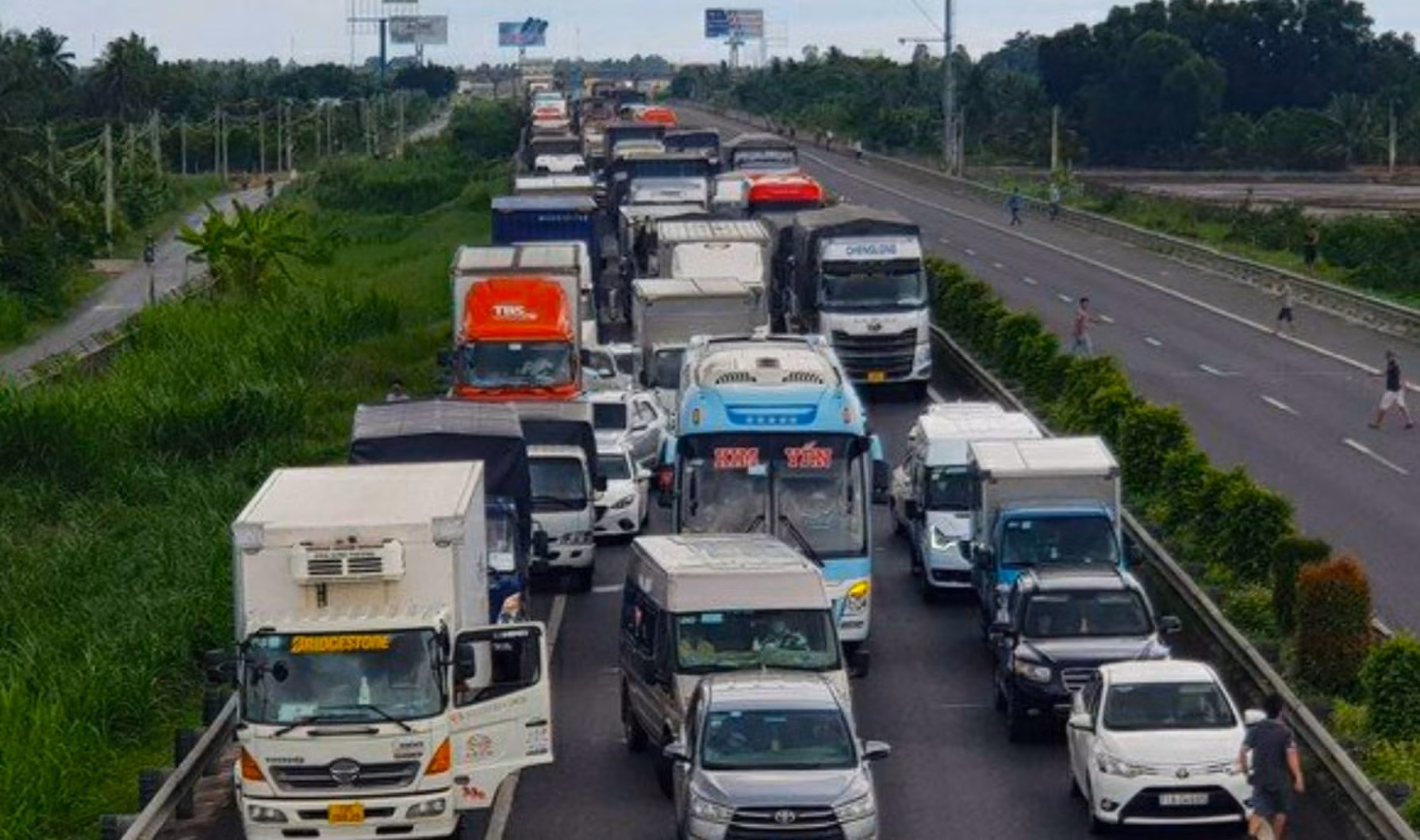 Cận cảnh chữa cháy xe tải chở hóa chất cháy trên cao tốc TP Hồ Chí Minh-Trung Lương -0