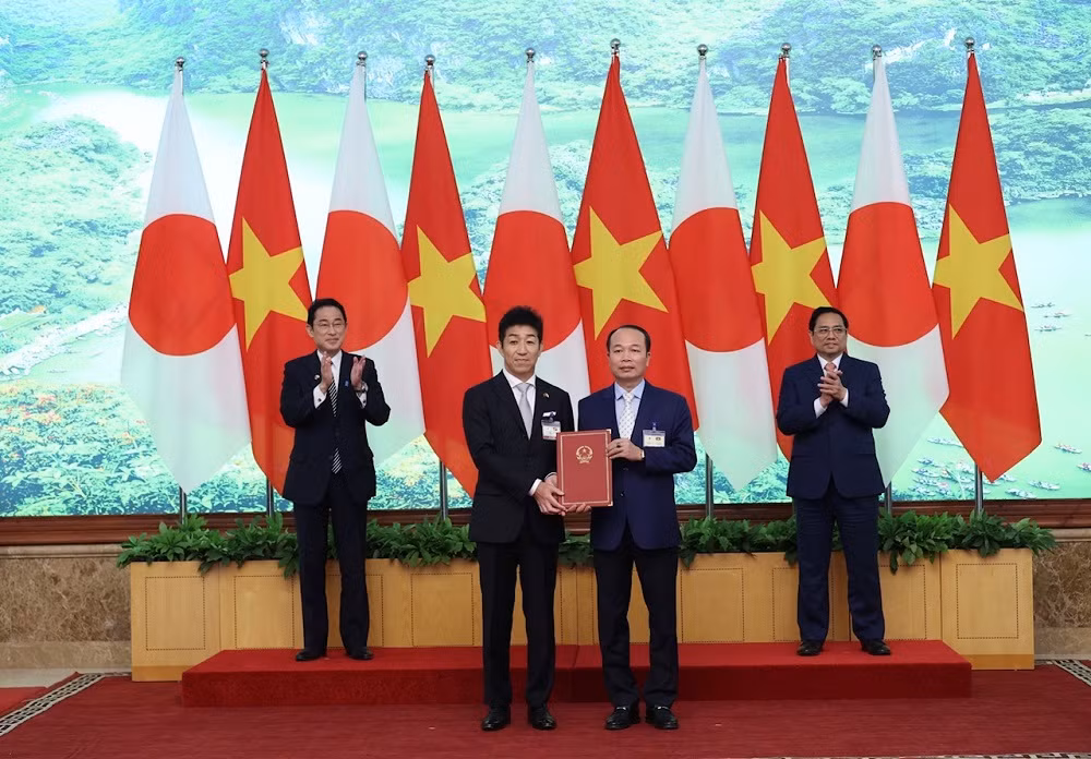Trao văn kiện chấp thuận nhà đầu tư Nhật Bản thực hiện dự án tại Huế -0