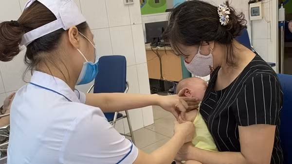 Tăng bao phủ tiêm vaccine viêm gan B cho trẻ, phòng chống bệnh viêm gan "bí ẩn" ảnh 2