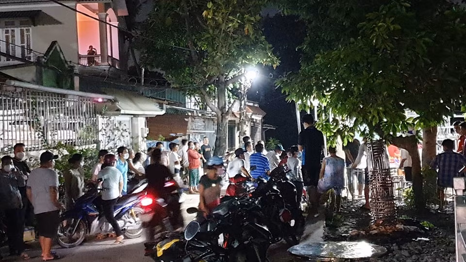 Chơi đùa ở đoạn kênh trước nhà, 2 đứa trẻ trượt chân đuối nước thương tâm -0
