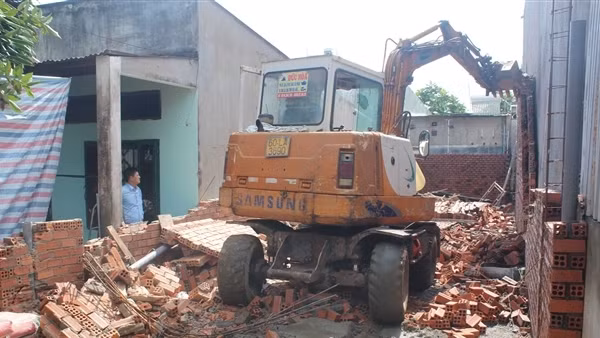 Cưỡng chế 18 căn nhà xây dựng trái phép có dấu hiệu giang hồ "bảo kê"