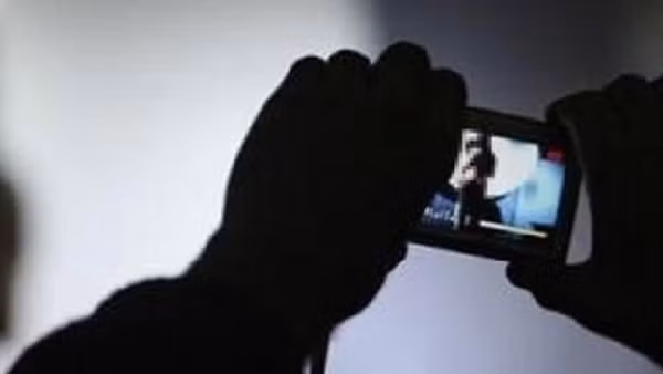 Nhân viên kỹ thuật dùng clip "nóng" tống tiền bồ nhí của giám đốc