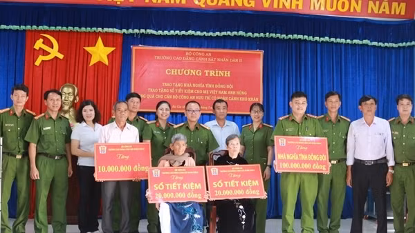 Cao đẳng CSND II tặng phí xây nhà Nghĩa tình đồng đội