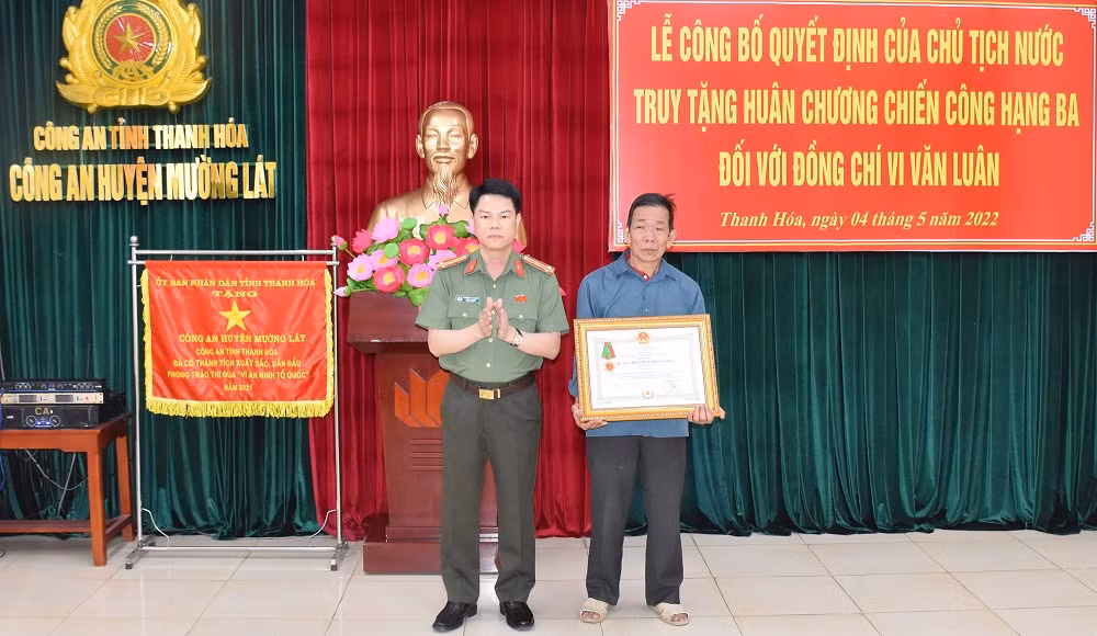 Truy tặng Huân chương chiến công hạng Ba cho đồng chí Trung tá Vi Văn Luân -0