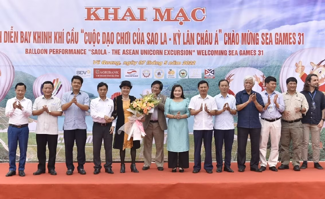 Hàng vạn người chiêm ngưỡng màn trình diễn bay Khinh khí cầu chào mừng SEA Games 31 tại Hà Tĩnh -0