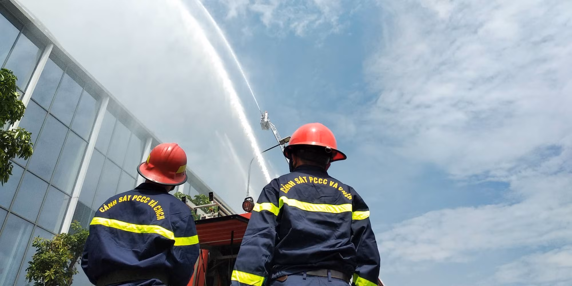 Cứu 200 người thoát khỏi sự cố cháy tầng hầm Bệnh viện Ung bướu -0