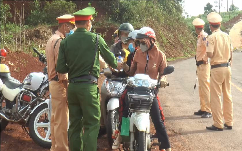 CSGT đội nắng phát khăn lạnh, nước cho du khách -0
