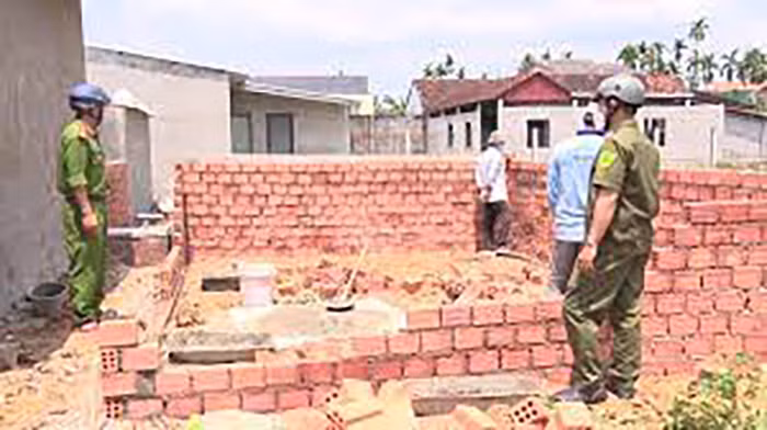 Lập biên bản các hộ xây nhà, làm mộ giả chờ đền bù -0