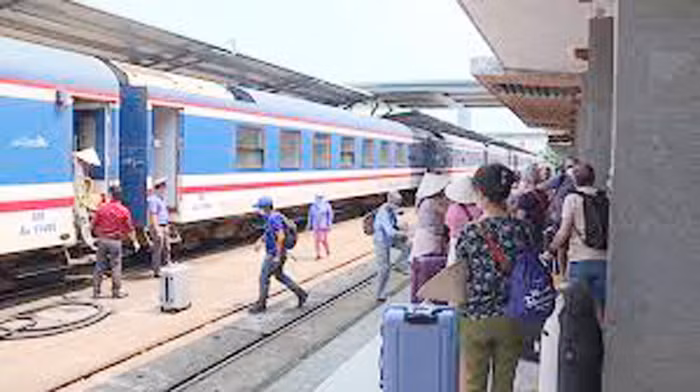 Đường sắt chạy thêm nhiều tàu Hà Nội - Đồng Hới trong tháng 5 -0
