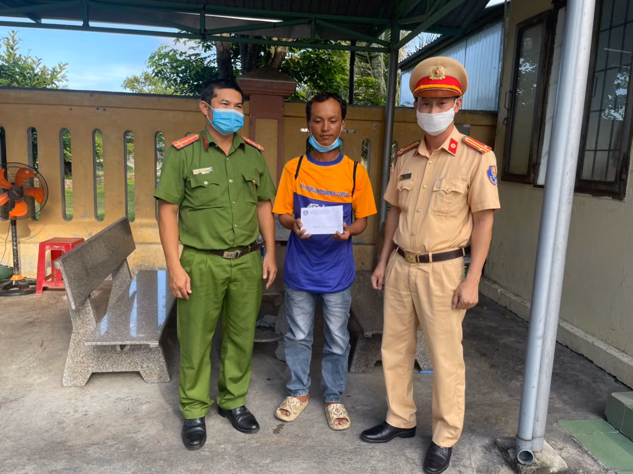 Quảng Ngãi: Bị trộm sạch tiền, phải đi bộ 1300 km về quê được Công an giúp đỡ -0