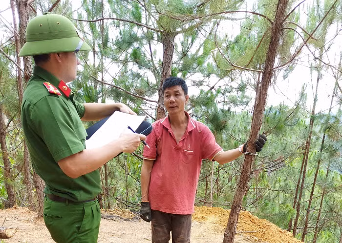 Truy quét điểm nóng “thiếc tặc”, bắt giữ 4 đối tượng -0