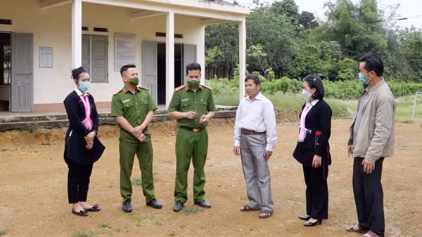 Chuyện phố trong làng ảnh 6