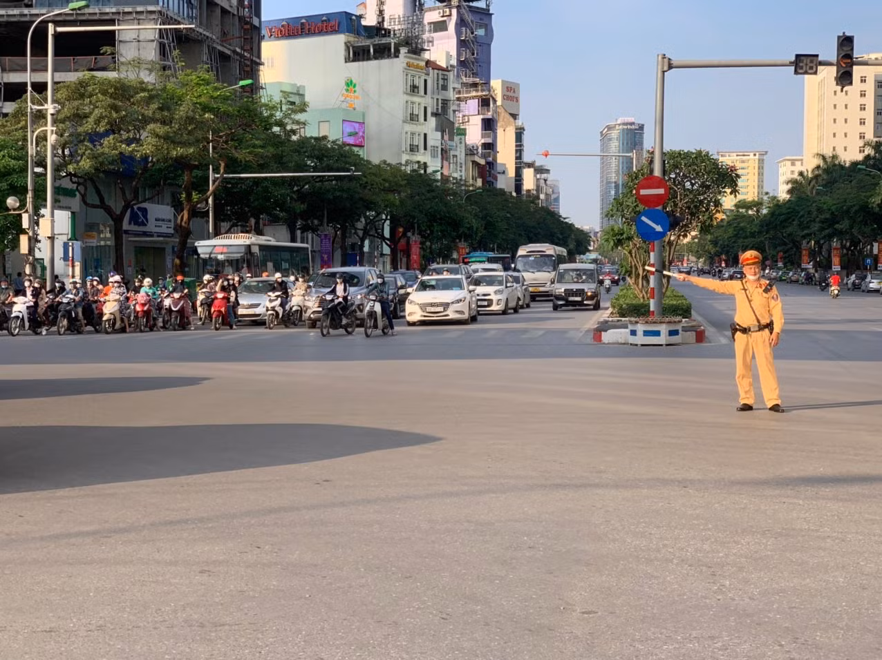 Gồng mình phân luồng chống ùn tắc, đón người dân về Thủ đô sau kỳ nghỉ lễ -0