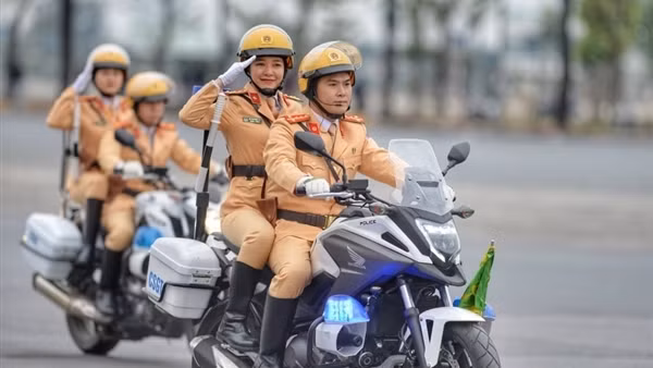 Cảnh sát Giao thông tìm người đánh rơi ví để trả lại ảnh 3