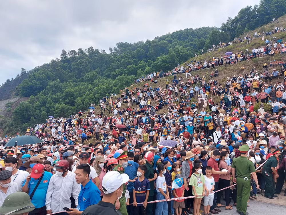 Hàng vạn người chiêm ngưỡng màn trình diễn bay Khinh khí cầu chào mừng SEA Games 31 tại Hà Tĩnh -0