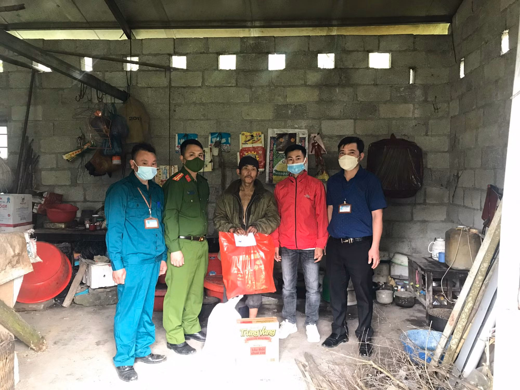 Sẻ chia khó khăn với người mắc bệnh tâm thần sống đơn thân tại xã Sính Lủng -0