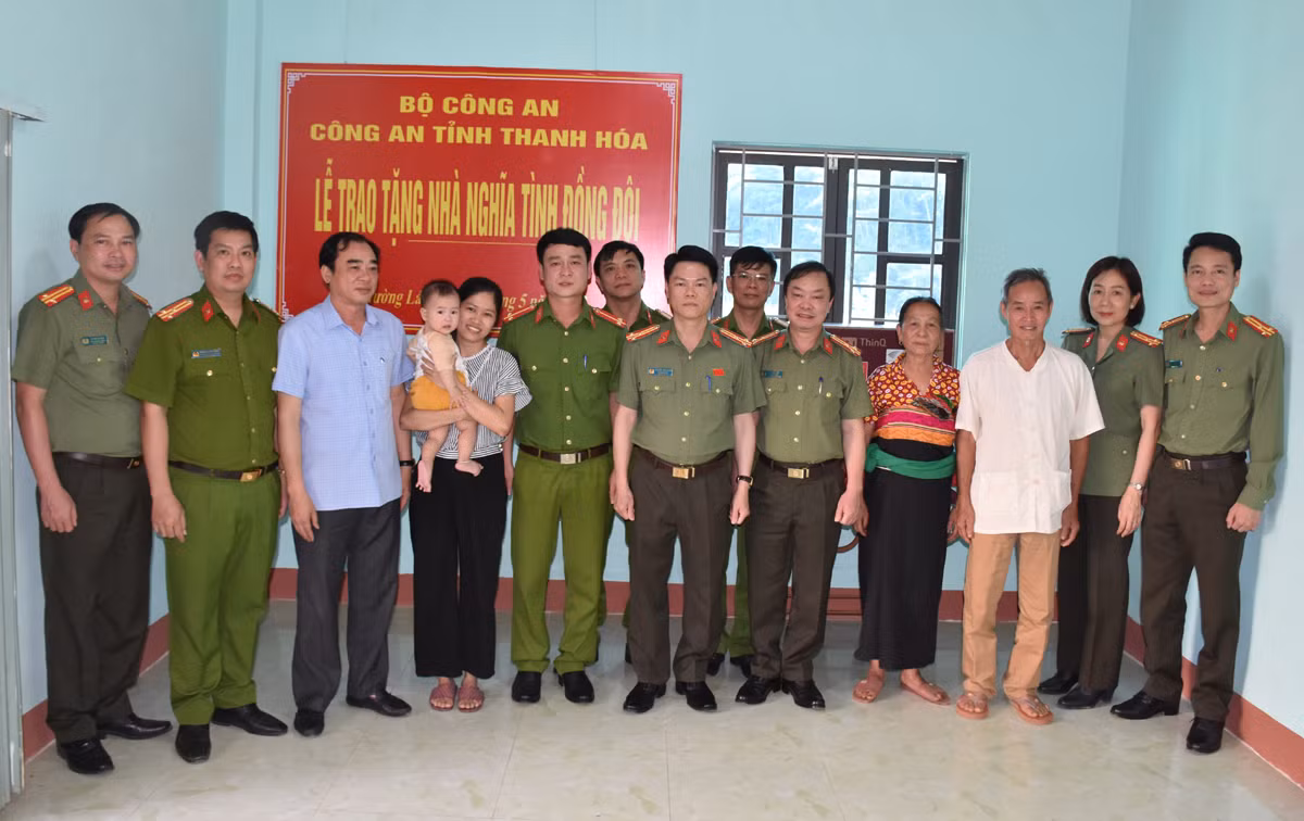 Truy tặng Huân chương chiến công hạng Ba cho đồng chí Trung tá Vi Văn Luân -0