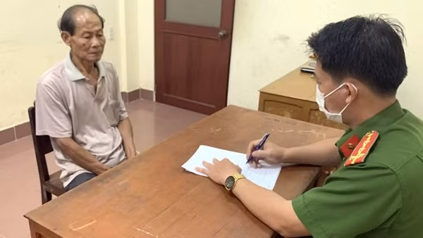 Dùng kéo đâm thương vong 2 người vì bị yêu cầu tắt nhạc
