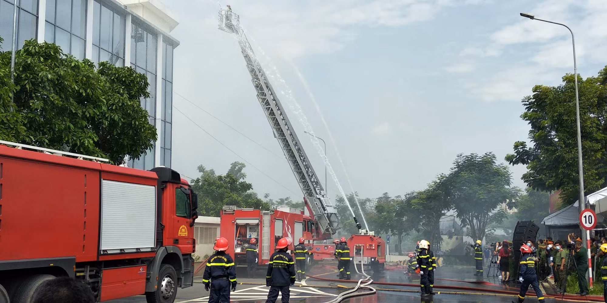 Cứu 200 người thoát khỏi sự cố cháy tầng hầm Bệnh viện Ung bướu -2