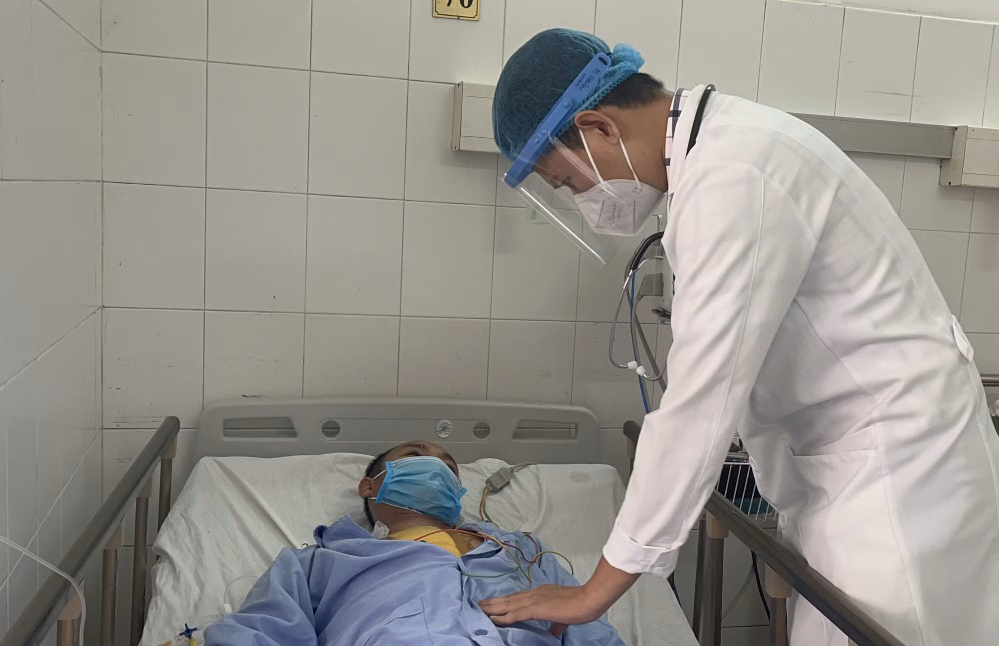 Cắt cỏ, không may bị dây thép đâm xuyên tim -0