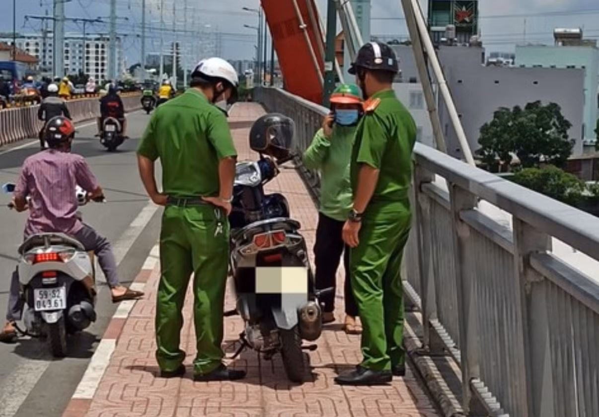 Nghe tiếng 2 sinh viên hô hoán, ghe thuyền tiếp cận cứu cô gái nhảy cầu Bình Lợi -0