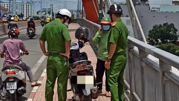 Nam thanh niên cầm dao nhảy cầu Sài Gòn mất tích ảnh 5
