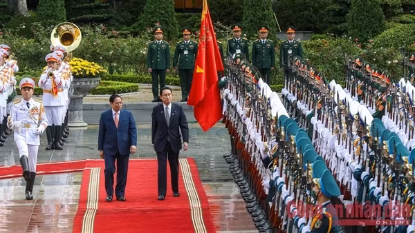 Người dân Việt Nam xếp hàng vào viếng cố Thủ tướng Nhật Bản Abe Shinzo ảnh 6