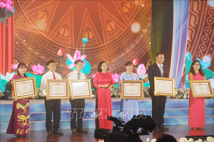Tôn vinh các lực lượng phòng, chống dịch COVID-19 -0